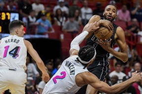 开云体育-蒂姆在篮网比赛中重返赛场，持续失利引发热议！